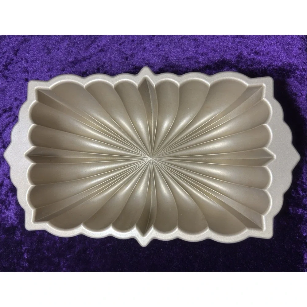 Nordic Ware Classic Fluted Loaf Pan 6 Cups 1.4L  Cast Aluminum Gold 10